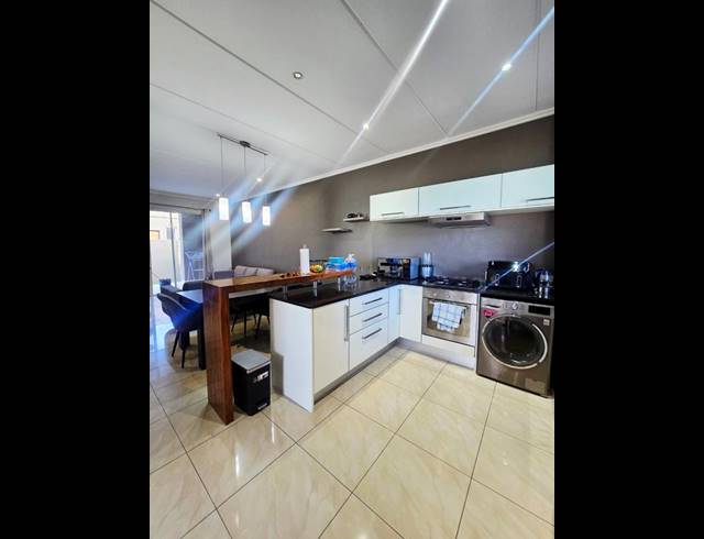 2 BEDROOM APARTMENT FOR SALE IN BRYANSTON